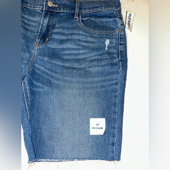 NWT Old Navy Women’s Bermuda Shorts Size 12 Denim 9” Inseam Frayed Hem Casual - Picture 2 of 6